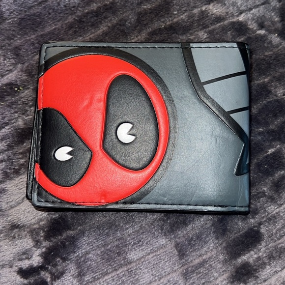 Deadpool Wallet - Picture 2 of 3
